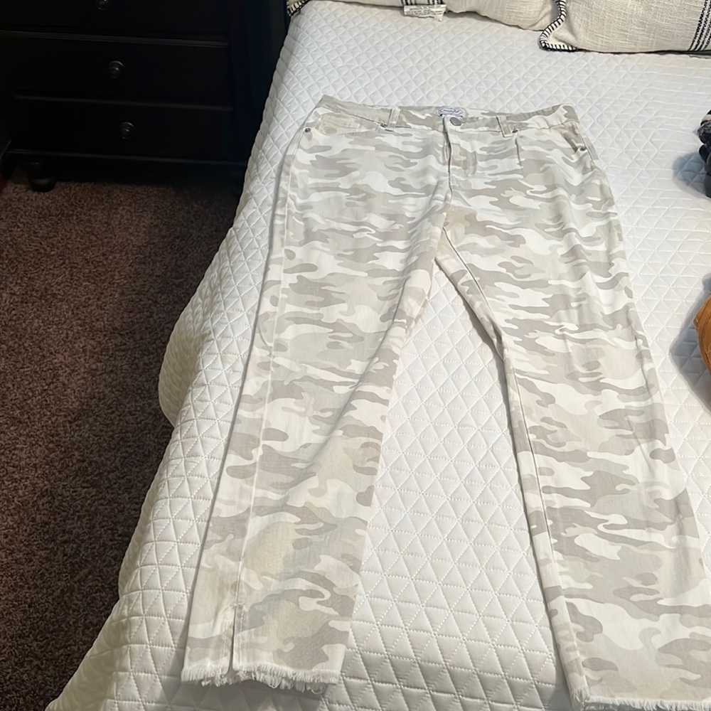 Mud Pie gray camouflage size large (11), cropped ankle